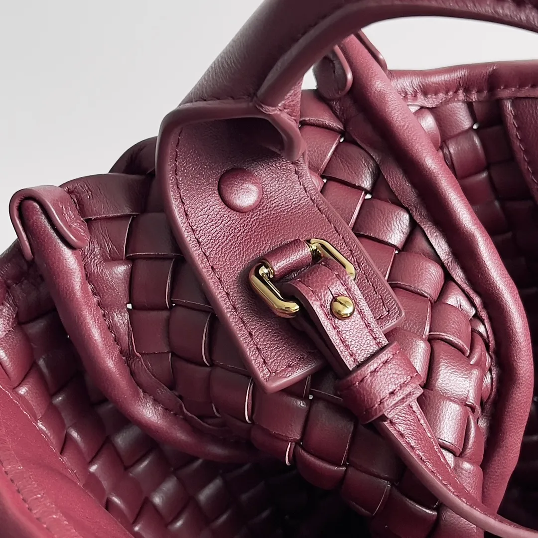 Batch 1760 BOTTEGA VENETA's new mini COBBLE bag. This season's mini Cobble series brings a new style of handbag. The body of the bag resembles the shape of a "Yuanbao", giving you good luck throughout autumn and winter! This Yuanbao bag is made of three pieces of quilted cotton and has an unlined body, showing its quiet power. The bag is carefully designed to create a three-dimensional look. The joints and edges are decorated with lambskin strips to create a sense of simplicity. The handbag is not lined, so you can directly appreciate the consistent lambskin on the outside and inside. It is beautiful both inside and outside. The top handle of this handbag is made of leather-wrapped rope and is quite sturdy. The detachable shoulder strap is secured by a leather buckle inside the bag. Can be carried by hand, carried on the shoulder or cross-body, very easy to match! Style number: 805739 Size: 23*11*8cm